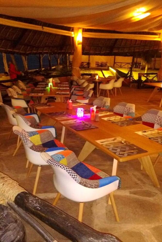 Bahari Dhow Beach Villas Diani Beach Exterior photo