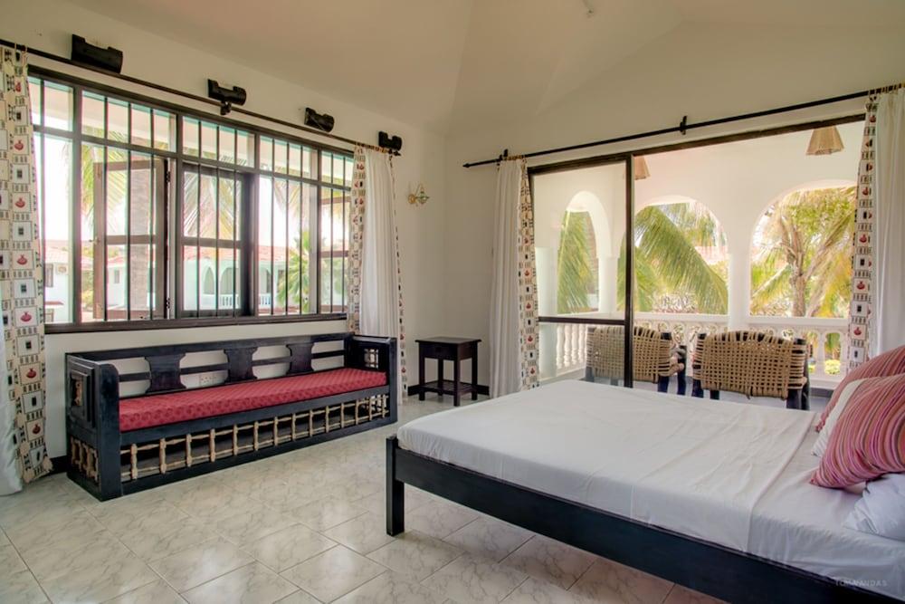 Bahari Dhow Beach Villas Diani Beach Exterior photo