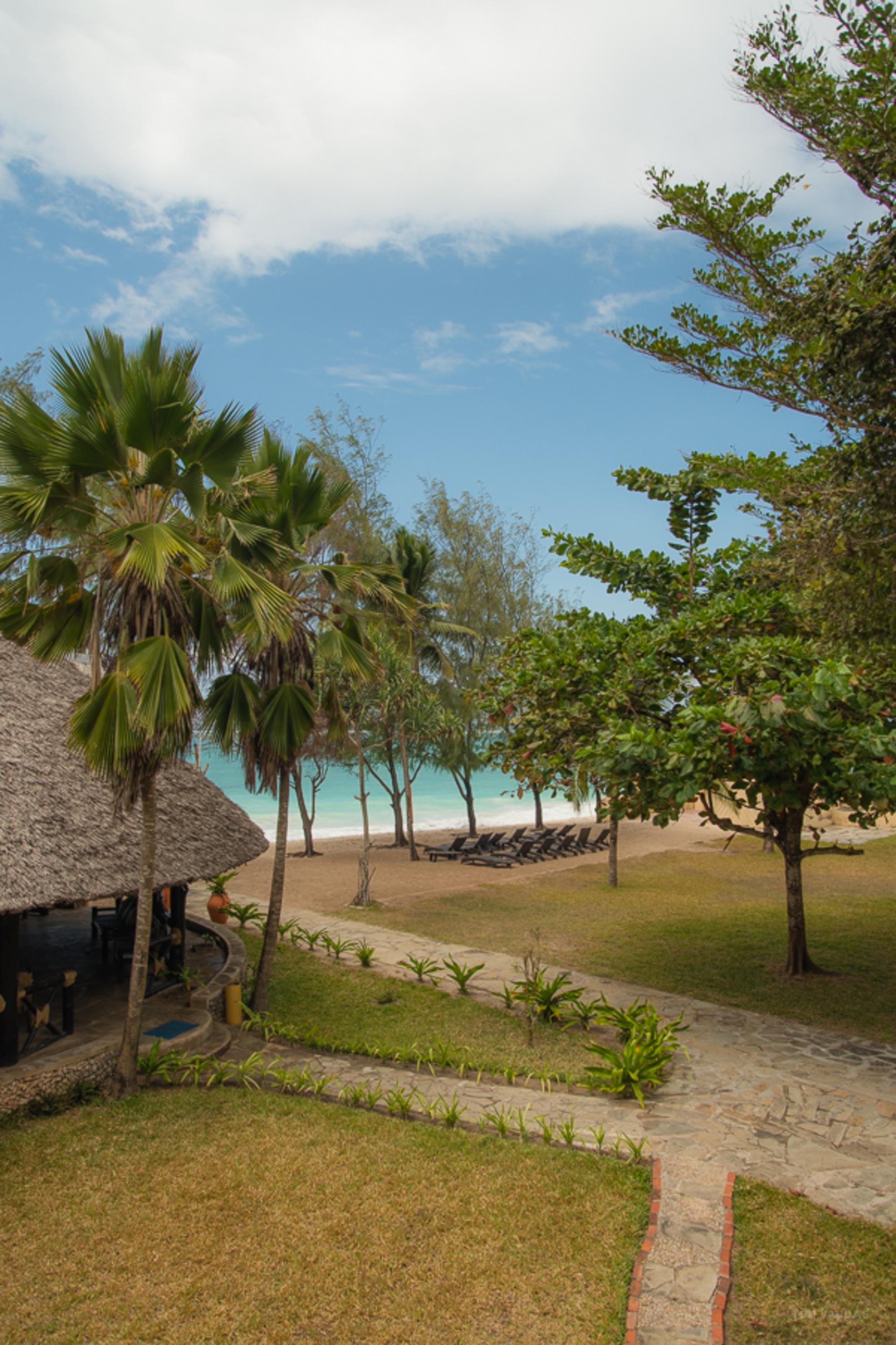 Bahari Dhow Beach Villas Diani Beach Exterior photo