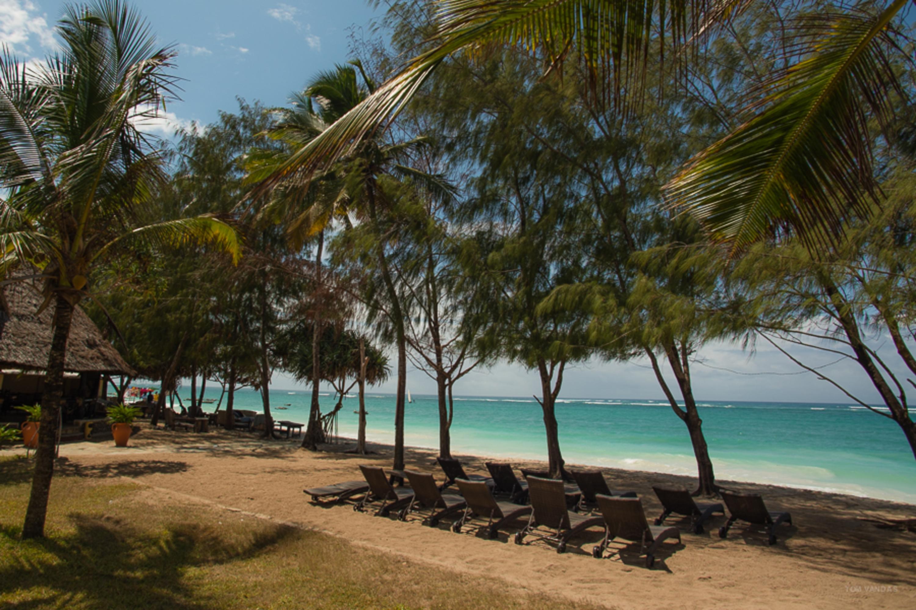Bahari Dhow Beach Villas Diani Beach Exterior photo