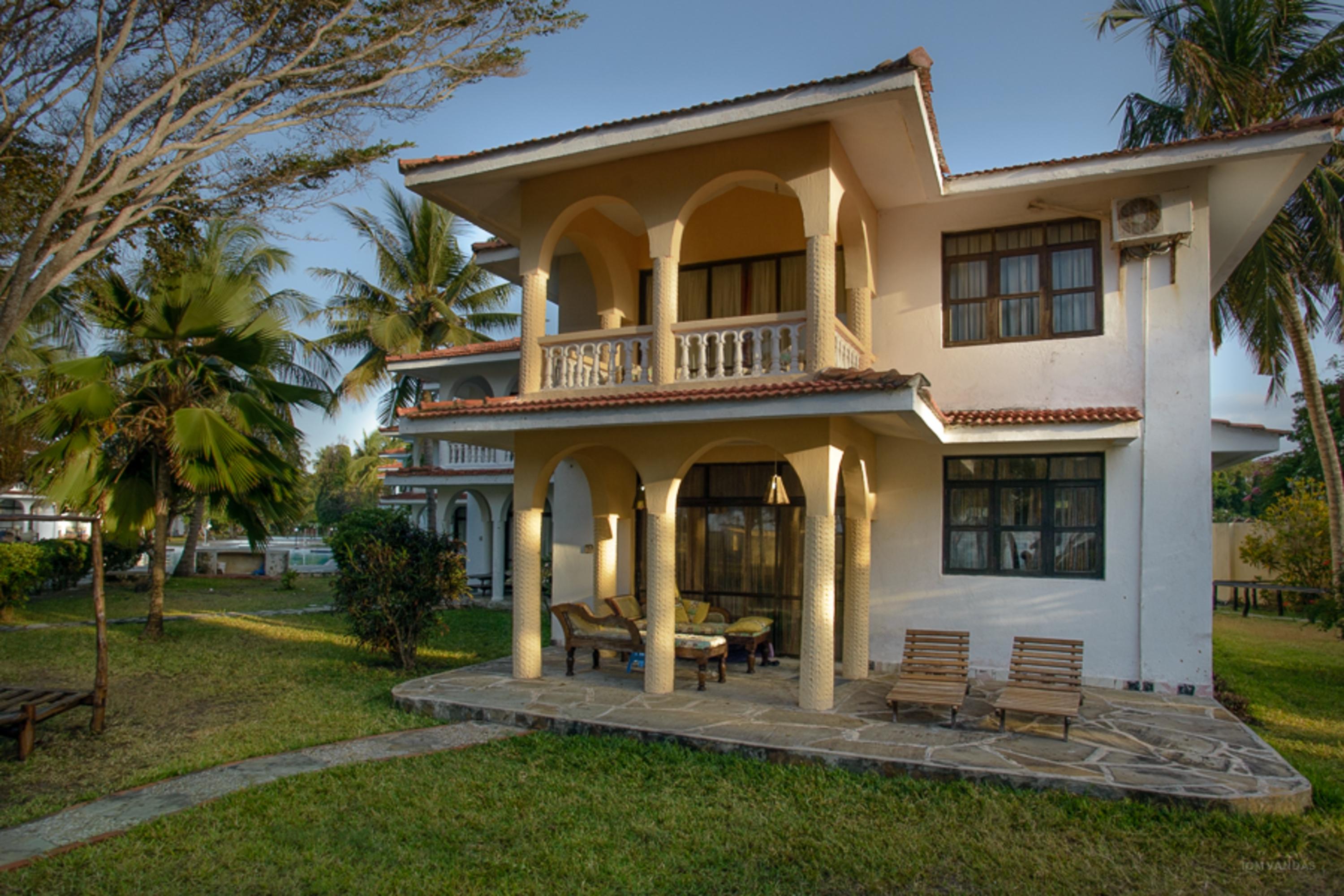 Bahari Dhow Beach Villas Diani Beach Exterior photo