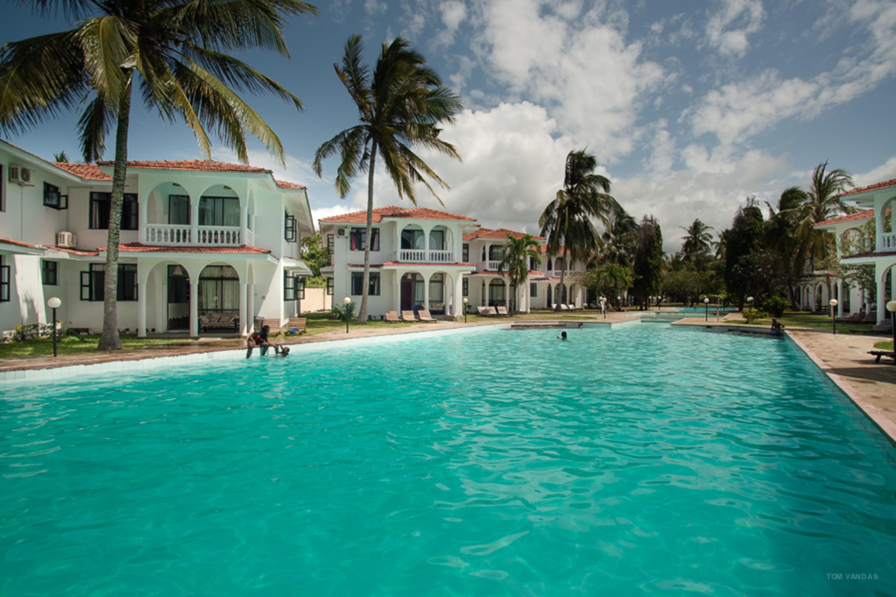 Bahari Dhow Beach Villas Diani Beach Exterior photo